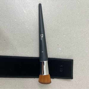 NWOT- Never used. Dior brush 12 WITH Velvet Dior  pouch